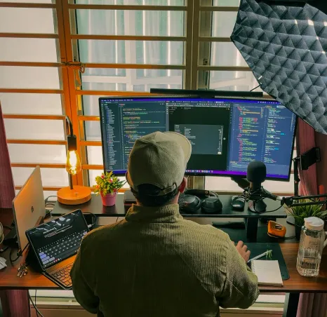 Scrivania tech minimale